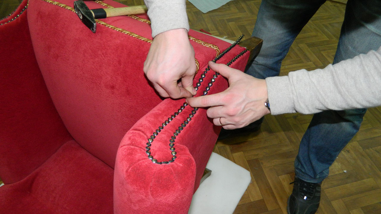 обивка мебели, перетяжка мягкой мебели, ремонт диванов, кресел в Москве и Московской области